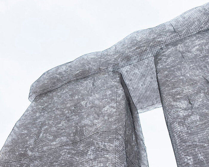 milan’s newest monument remodels stonehenge with 16,000 recycled plastic bottles