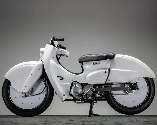 K-SPEED's custom honda cub 'COMBAT' revs with large hooded tires and rotating exhaust