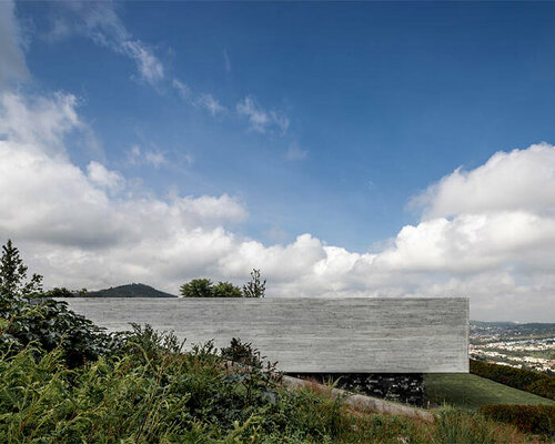 jaime juárez shapes 'casa becker' as two concrete blocks reaching for the mexican horizon