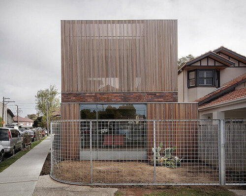 anthony gill envelops renovated house in australia with filigree-like timber screens