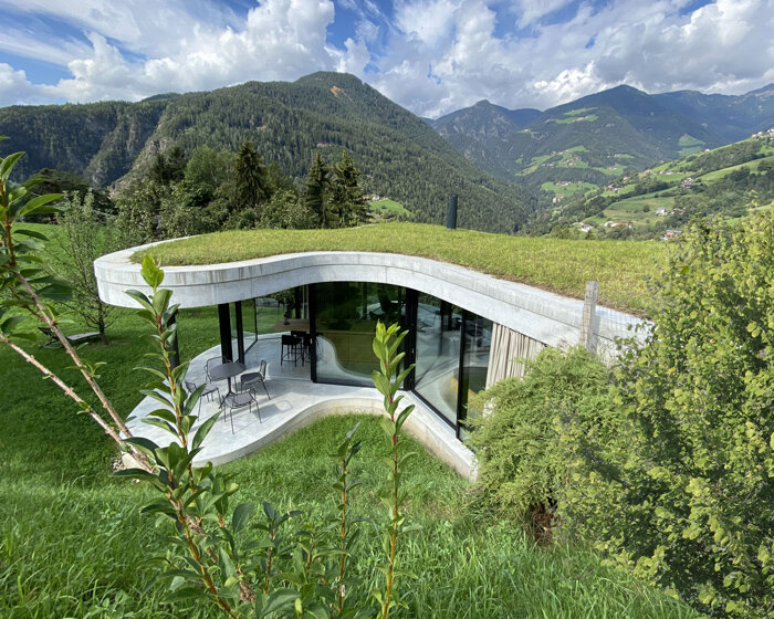 grassy and organic, this 'freiform' house is embedded into italy's tyrolean landscape