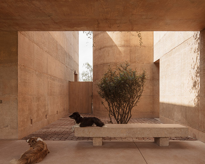 GOMA embraces earthen-tinted concrete with modern mexican 'casa tejocote'