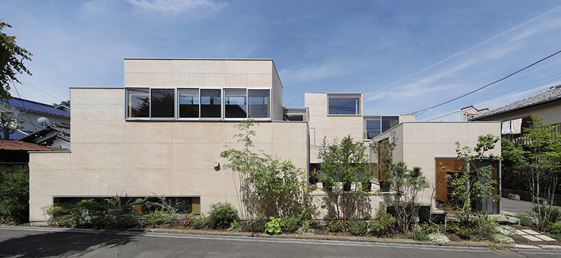 UNEMORI ARCHITECTS connects two family houses with lush garden