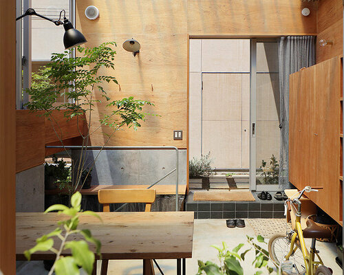 UNEMORI ARCHITECTS connects two family houses with lush garden alley in tokyo