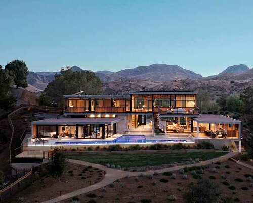 arroyo oak house unfolds elongated zinc and wood volume on the californian mountains