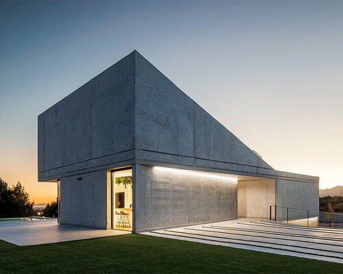 la mirateca completes monolithic & multifaceted concrete dwelling in alicante, spain