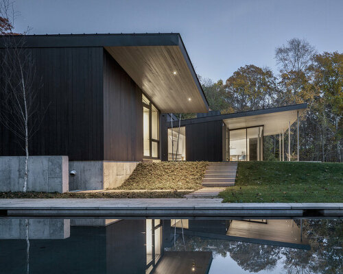 desai chia architects weaves the landscape into its blackened timber roxbury house