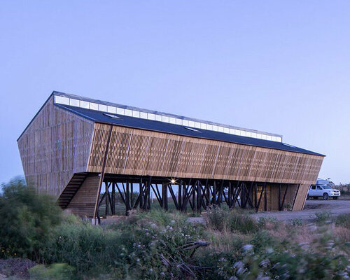 chilean home wraps in latticed semi-external corridor to combine private + commercial living 