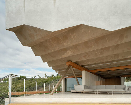 langarita-navarro crowns casa PS-50 in coastal spain with a zigzagging concrete roof