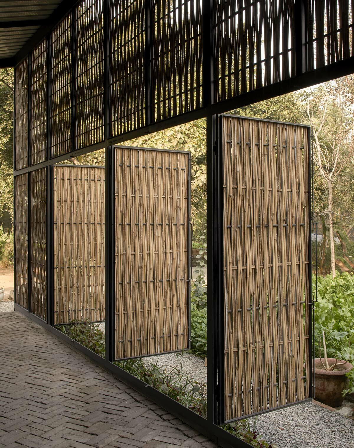 https://www.designboom.com/wp-content/uploads/2023/07/farm-8-studio-array-bamboo-screens-india-designboom-011.jpg