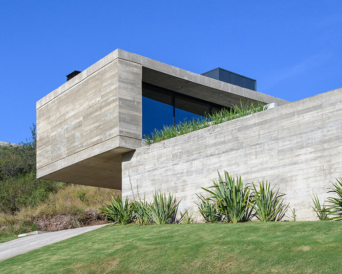 arpon arquitectura's L-shaped concrete family retreat in argentina fosters social gatherings