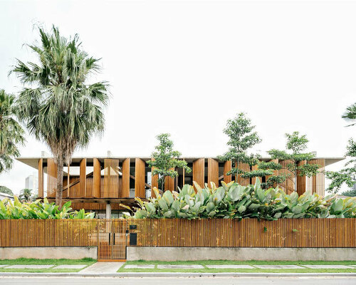 delicate timber shutters shade FGMF arquitetos' 'casa cumaru' in são paolo