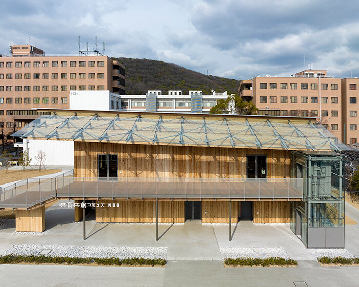 kengo kuma's pillar-free wooden classroom boosts eco-friendly design at okayama university