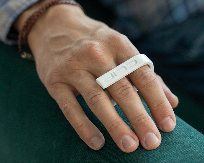 minimalist clip-on computer mouse can be worn around your fingers, like a ring