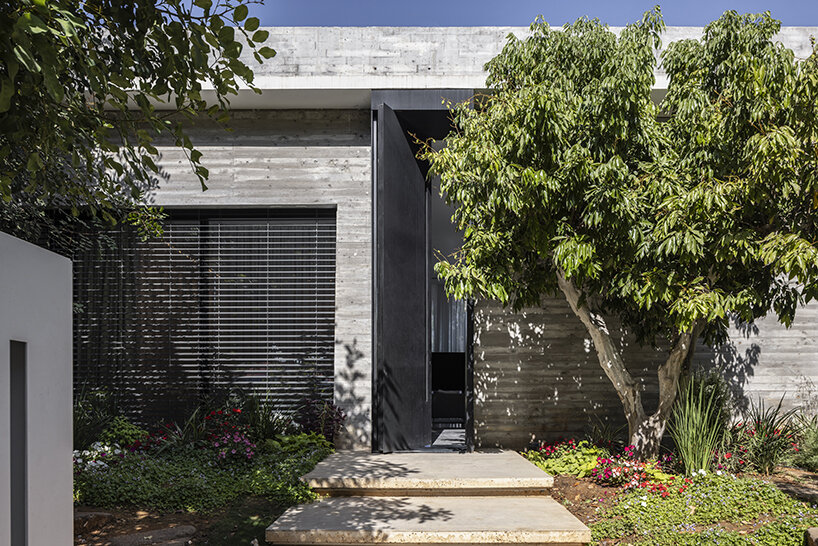 a floating concrete beam wraps around raz melamed's Z3 house