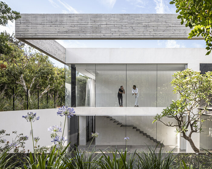 a floating concrete beam wraps around raz melamed's multi-generational Z3 house in israel