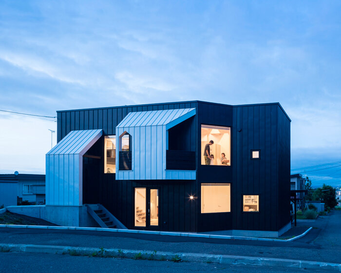 four interconnected deck floors develop around house's atrium in japan