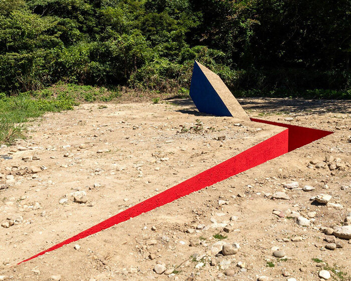 a slender red opening slices the earth for hajime yoshida architecture’s land art in japan