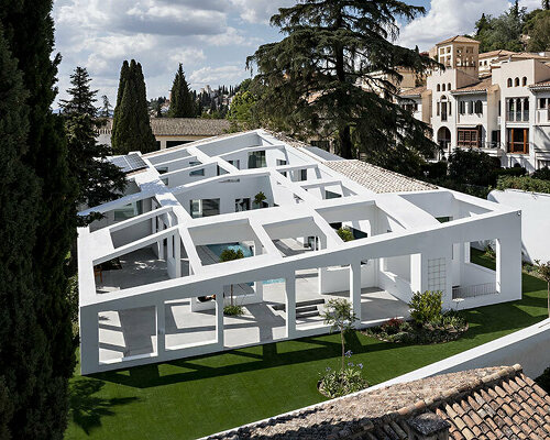 casa realejo: architect rubens cortés' modern take on the spanish patio house