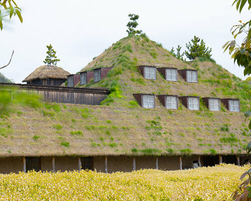 michele de lucchi & terunobu fujimori blanket la collina in grass, mimicking its mountainscape