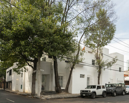 bgp arquitectura revives 20th century structure in mexico city as luminous home-studio