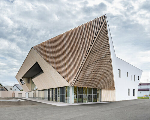 kengo kuma sculpts tessellated wooden eaves for higashikawa community plaza in japan