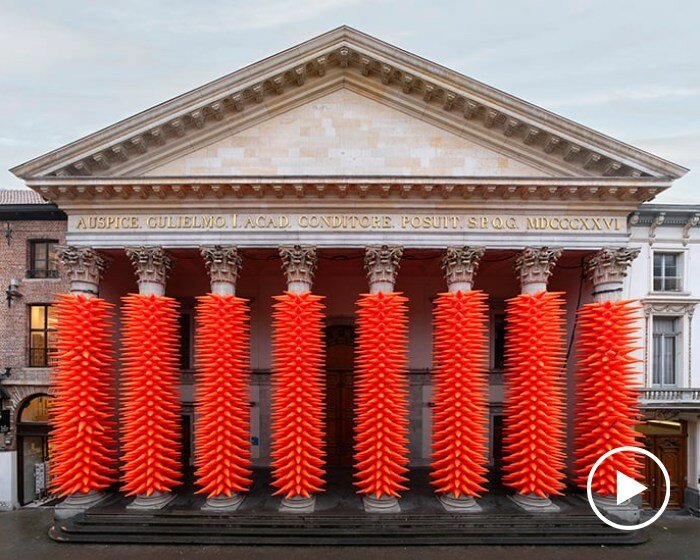 SpY wraps neoclassical columns in ghent with 1984 luminous traffic cones for lichtfestival