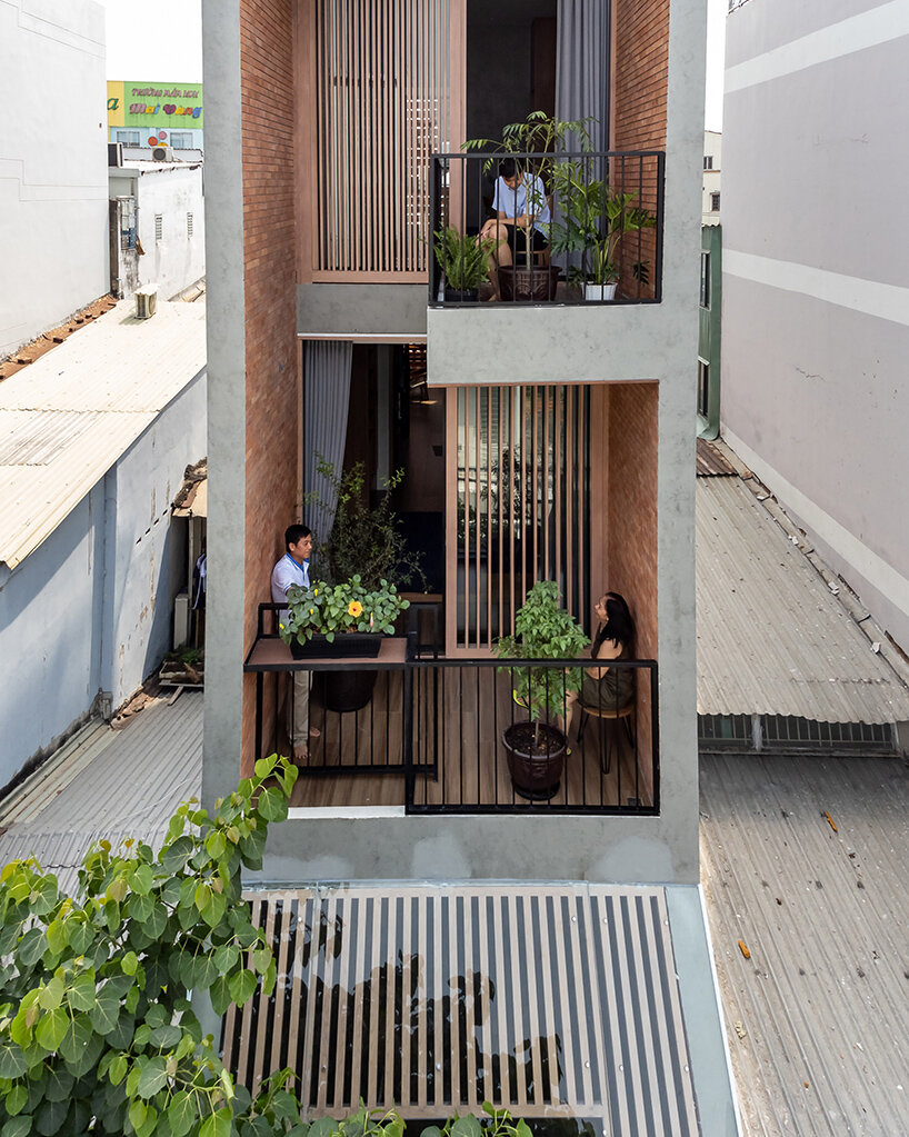 Balcony House in Brazil with a Large Glass Panel Facade