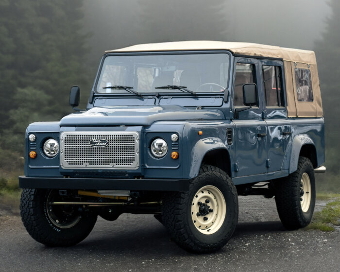 blackbridge motors' custom defender brings vintage land rover dials & knobs to its dashboard