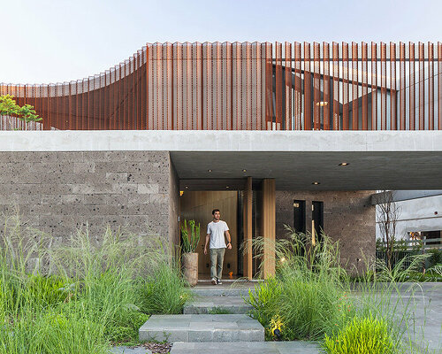 estudio PKa-designed 'casa órbita' revolves around a central garden in argentina