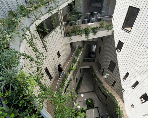 hiroyuki ito architects' tenjincho place is a curving slice of nature in tokyo