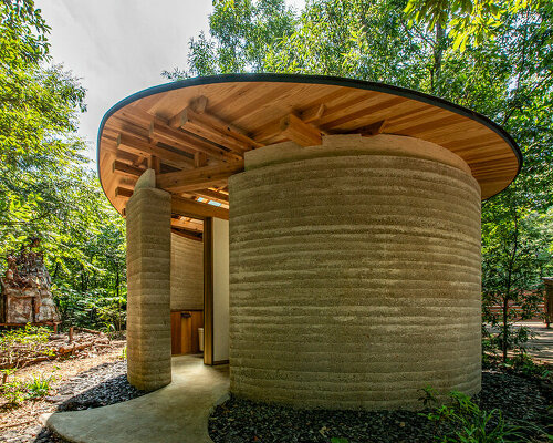 tono mirai architects sculpts rammed-earth TOILETOWA in japan