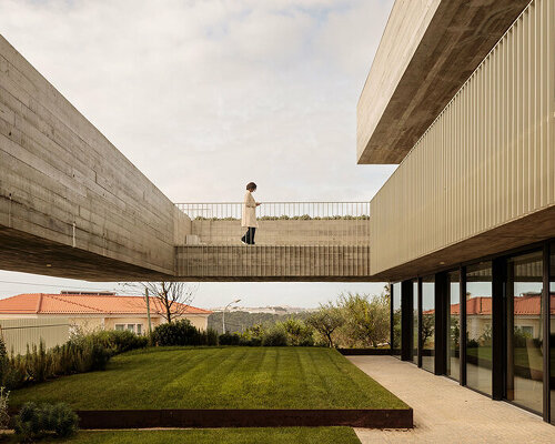 SIA arquitectura builds a gravity-defying dwelling with a cantilevered swimming pool