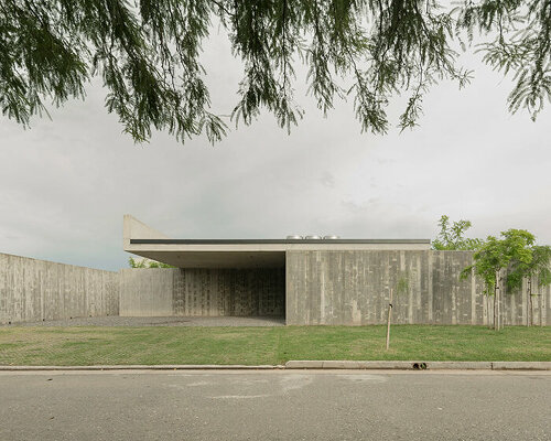 tectum arquitectura composes casa dos vigas, a house of concrete and glass in argentina