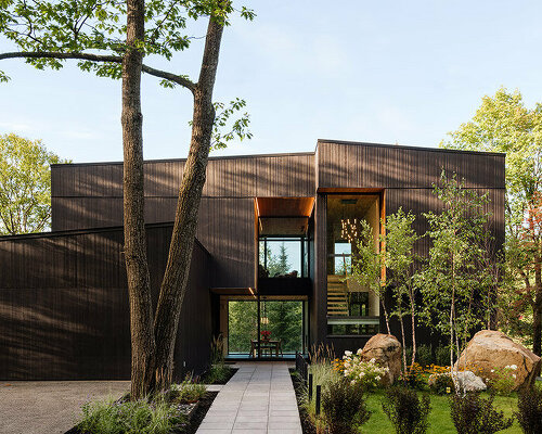 MU architecture's lakeside 'break residence' in quebec resembles clustered rocks