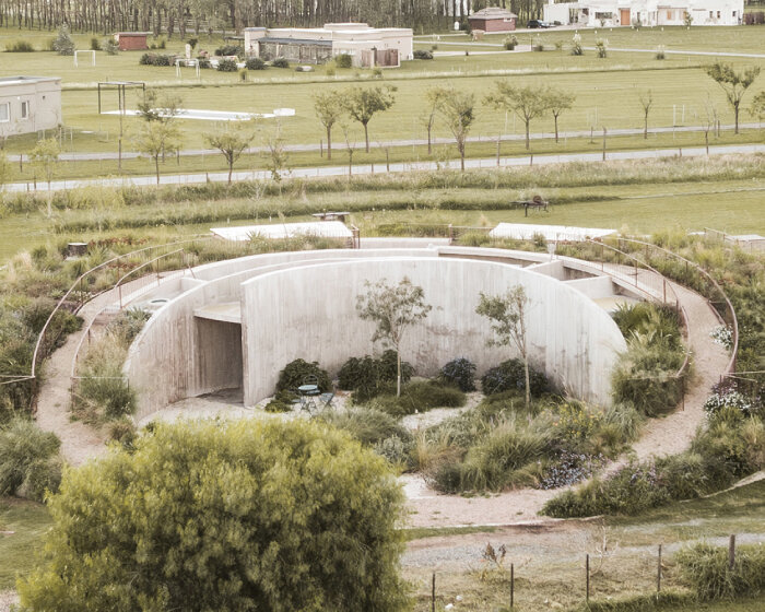 curving walls emerge from the earth to encircle atelierM's shire residence in buenos aires