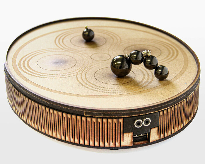 musical instrument ‘stacco’ produces chimes and sounds by moving magnetic marbles on it