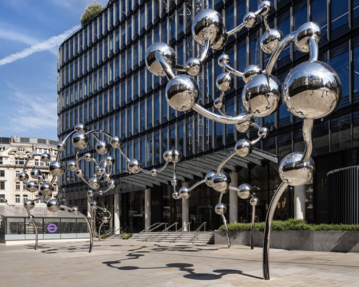 yayoi kusama's infinite accumulation sculpture lands in london as soaring silver spheres