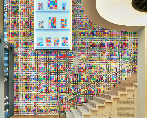 20,000 hand-painted tiles shape mosaic of memory at ik-joong kang’s installation in new york