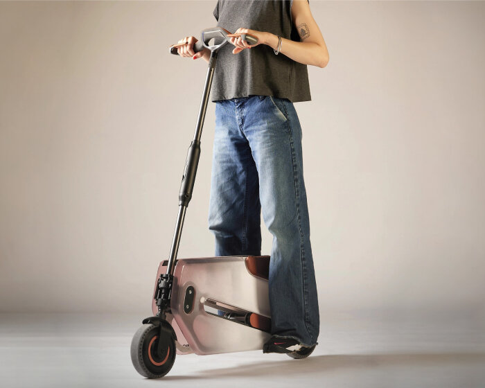 scooter-like vehicle ‘ant/formica’ folds into metallic briefcase so users can bring it anywhere