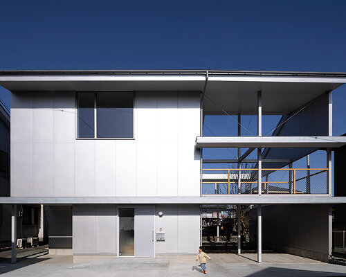 silver panels mirror japanese cityscape on goya schröder’s wooden-framed residence