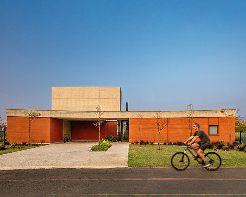 UNA barbara valentim wraps japi house with curved rammed earth walls in são paulo